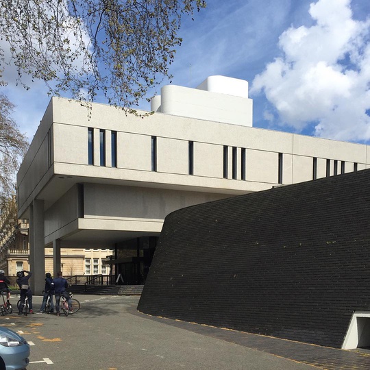 Royal College of Physicians by Sir Denys Lasdun 1964... #tbt #London #royalcollegeofphysicians #regentspark #sirdenyslasden #architecture #architecturaltour #brutalism #brutalistarchitecture #raphabrutal #modern