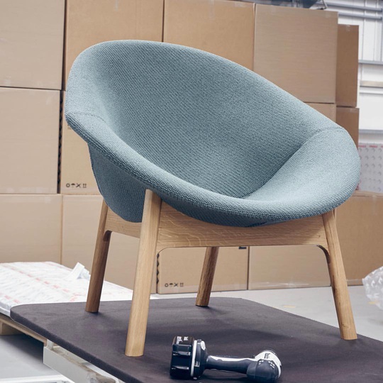 Lily chair ready to ship... 📷 @modusfurniture #regram #lilychair #loungechair #simplicity #modern #moulded #furniture #design #oak #chair #michaelsodeaustudio #michaelsodeau #modus #modusfurniture #kvadrat